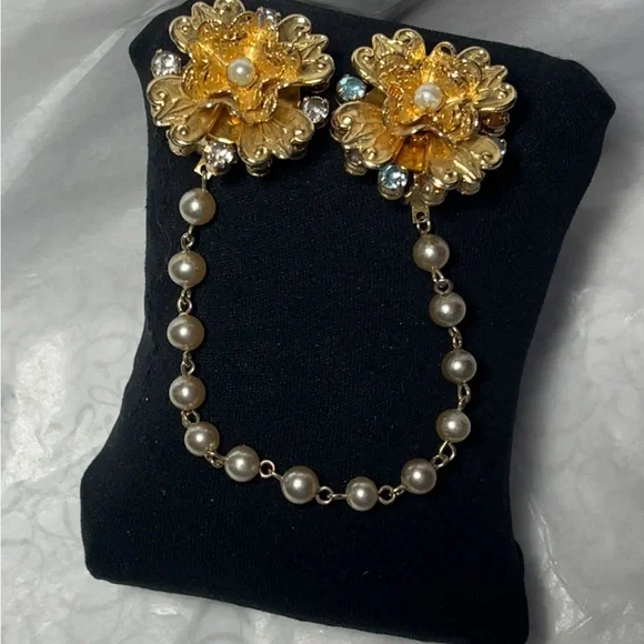 Elegant Gold Color Floral Pearl Chain Brooch
Clip for sweater, shawl or cape - Picture 5 of 9